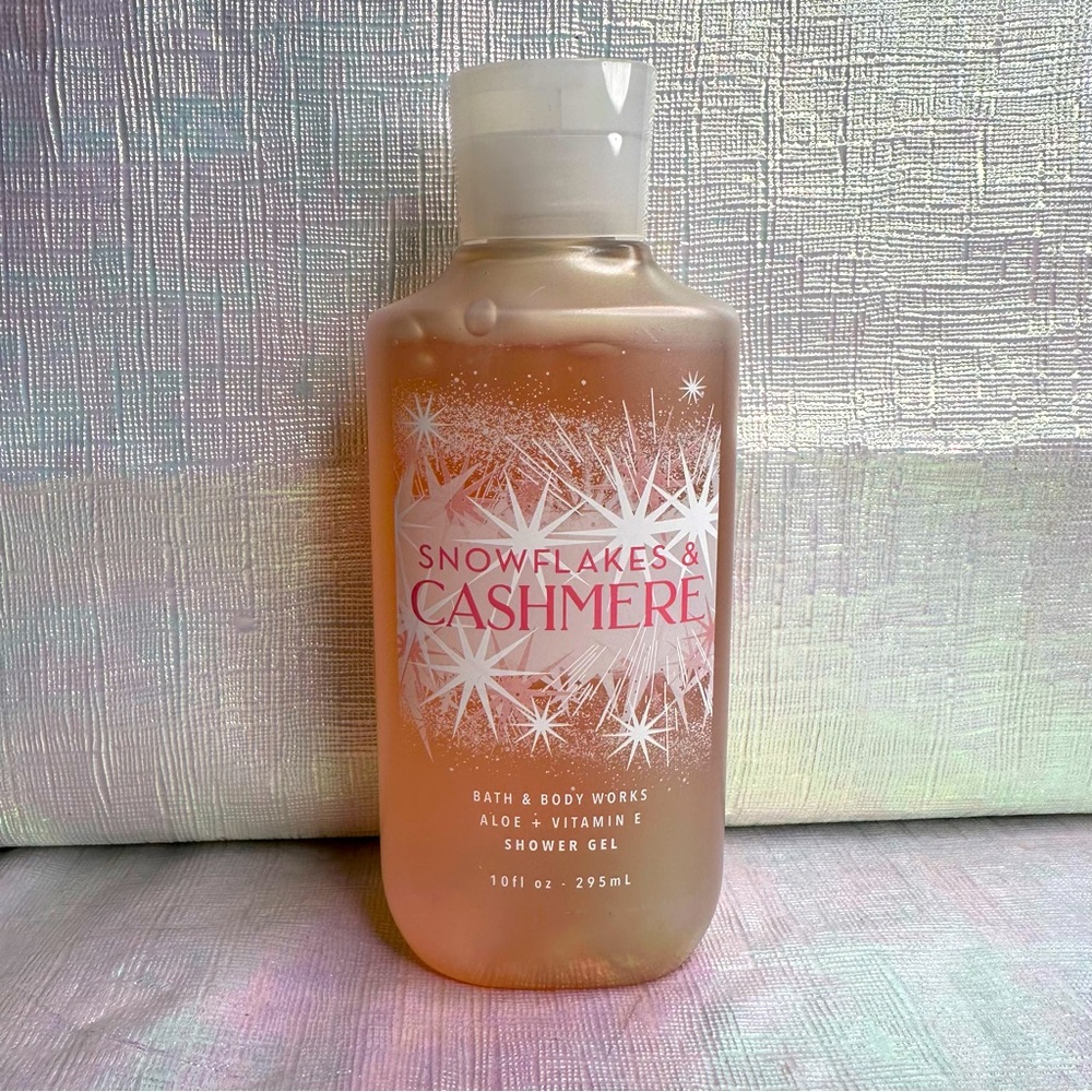 BATH AND BODYWORKS SNOWFLAKES AND CASHMERE SHOWER GEL NEW 10 OZ FULL SIZE